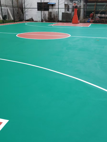 乌鲁木齐 球场长期使用易出现地面开裂